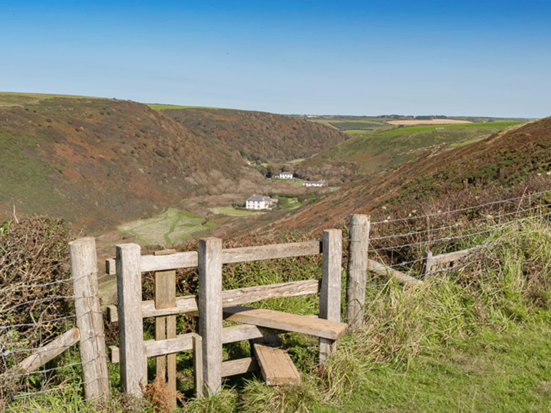 Welcombe Valley Wonderful for walking - Holidays at Leddon farm